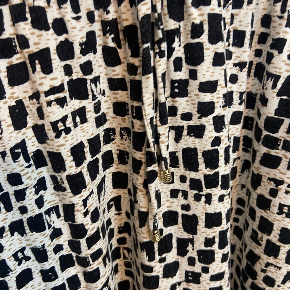 Chico’s Split Neck Tie Waist Pattern Comfy Short … - image 3